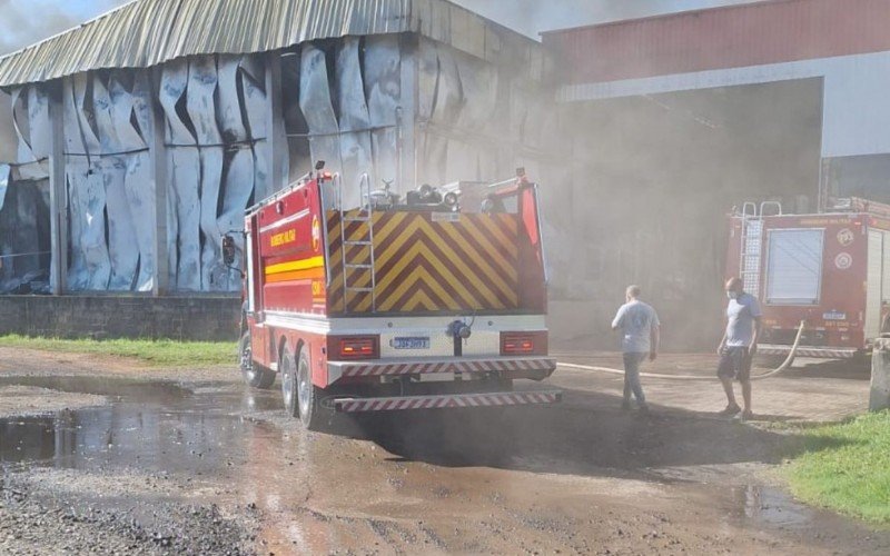 Corpo de Bombeiros combate incêndio na fábrica de alimentos Ritter, em Cachoeirinha | abc+