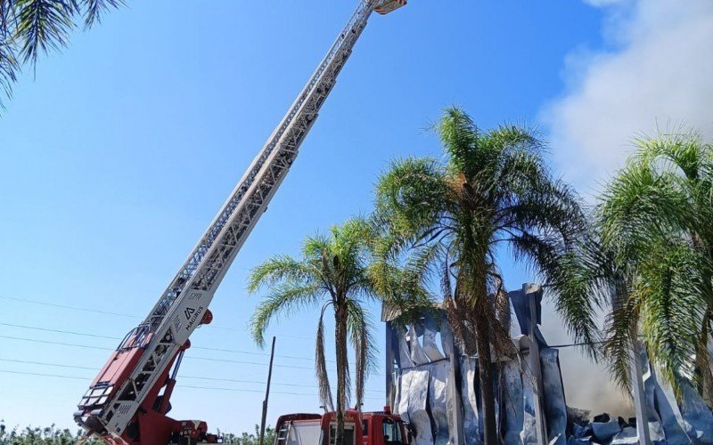 Corpo de Bombeiros combate incêndio na fábrica de alimentos Ritter, em Cachoeirinha | abc+