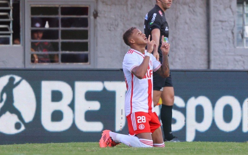 Vitinho marcou duas vezes na vitória do Inter por 2 a 0 | abc+
