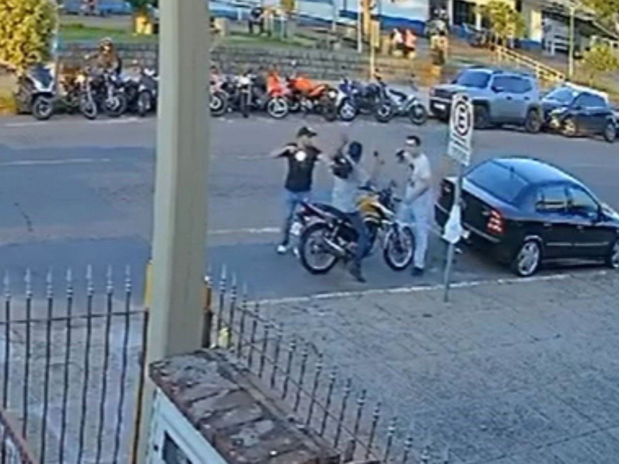 VÍDEO: Homem atinge amigo de infância com sete tiros e vai até hospital da região para terminar o crime