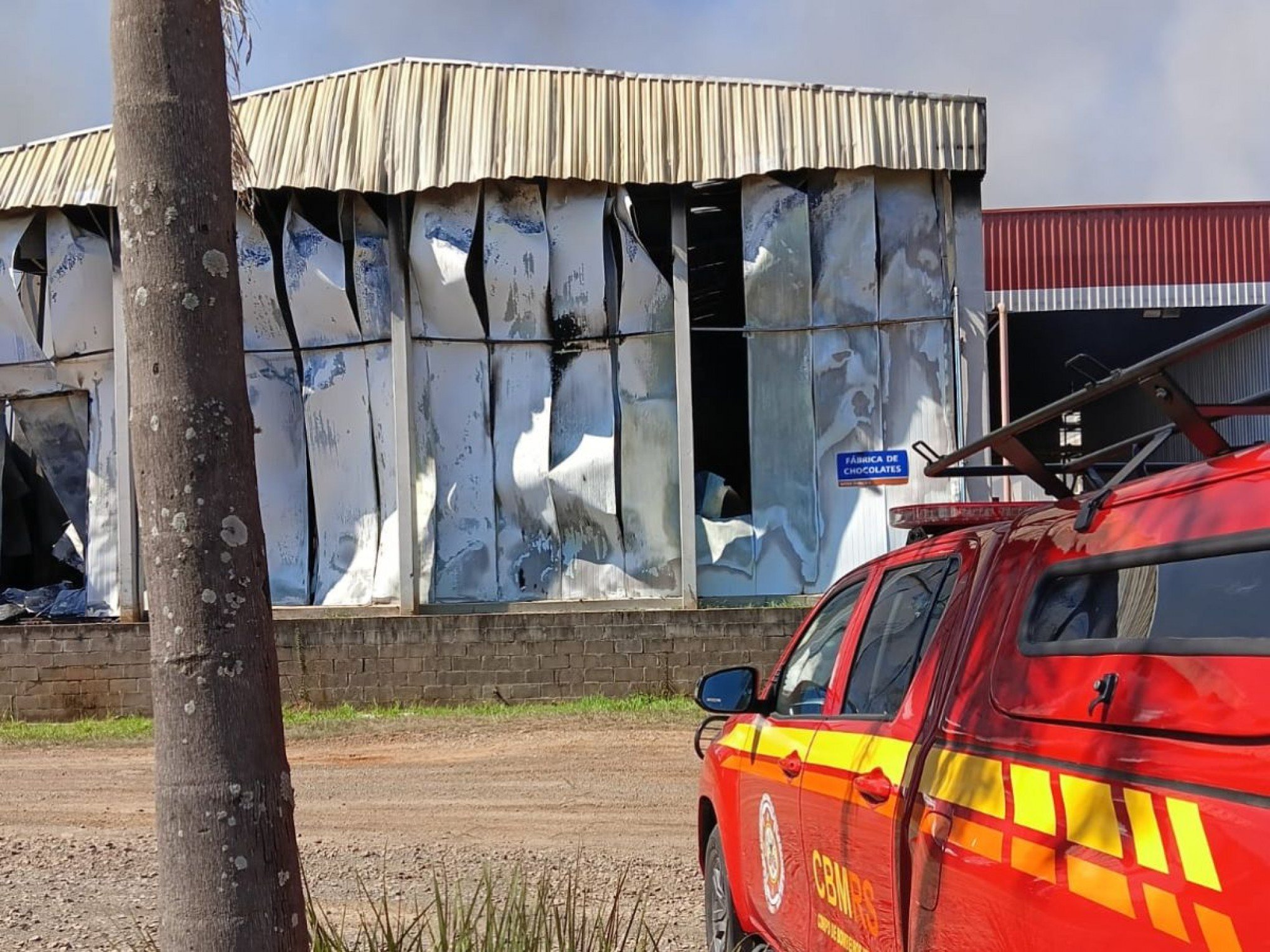 Incêndio na fábrica Ritter Alimentos é controlado e bombeiros trabalham no rescaldo das chamas