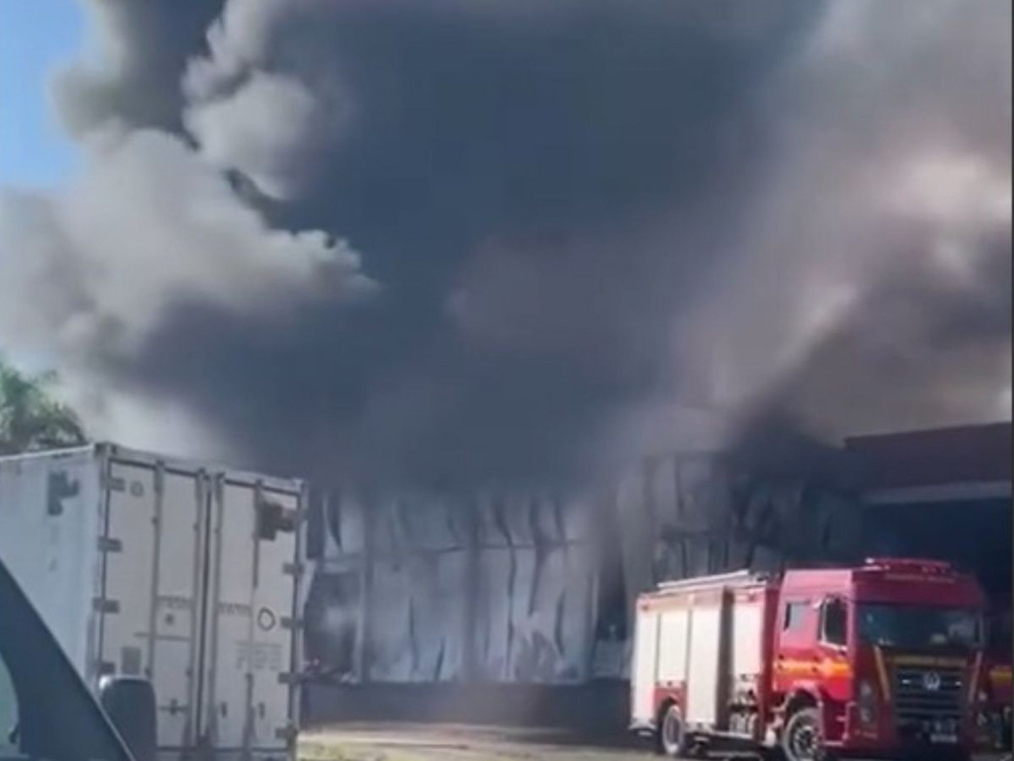 VÍDEO: Incêndio atinge fábrica de alimentos em Cachoeirinha