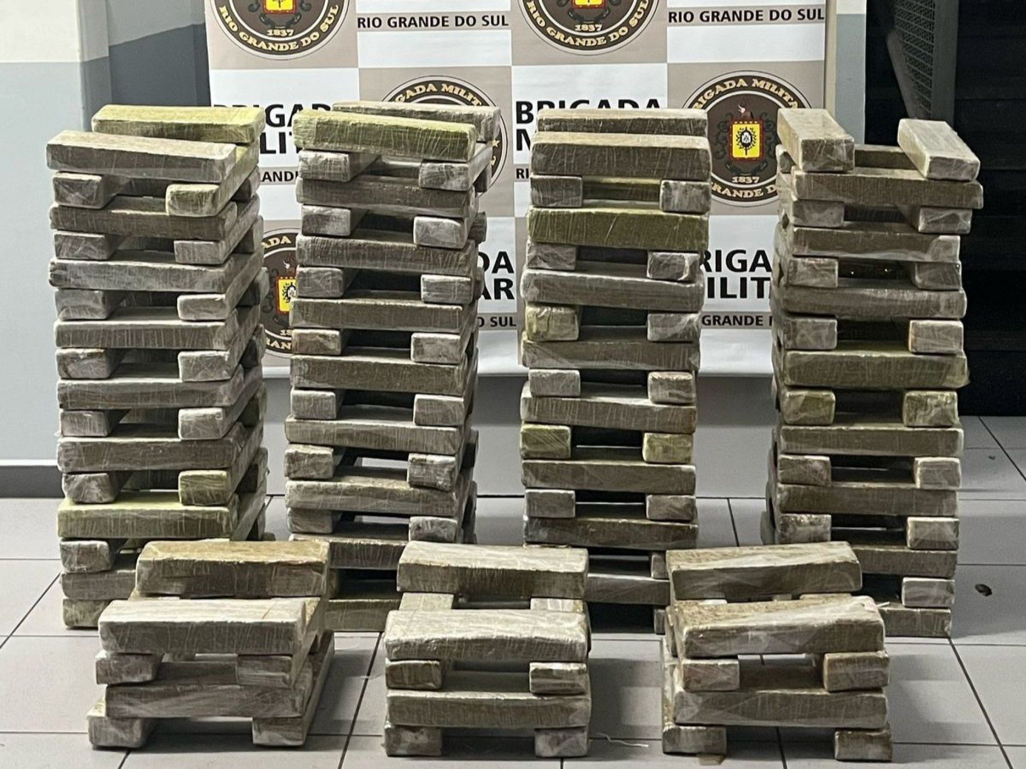 BM é chamada para atender caso de violência doméstica e encontra 155 kg de drogas em Novo Hamburgo