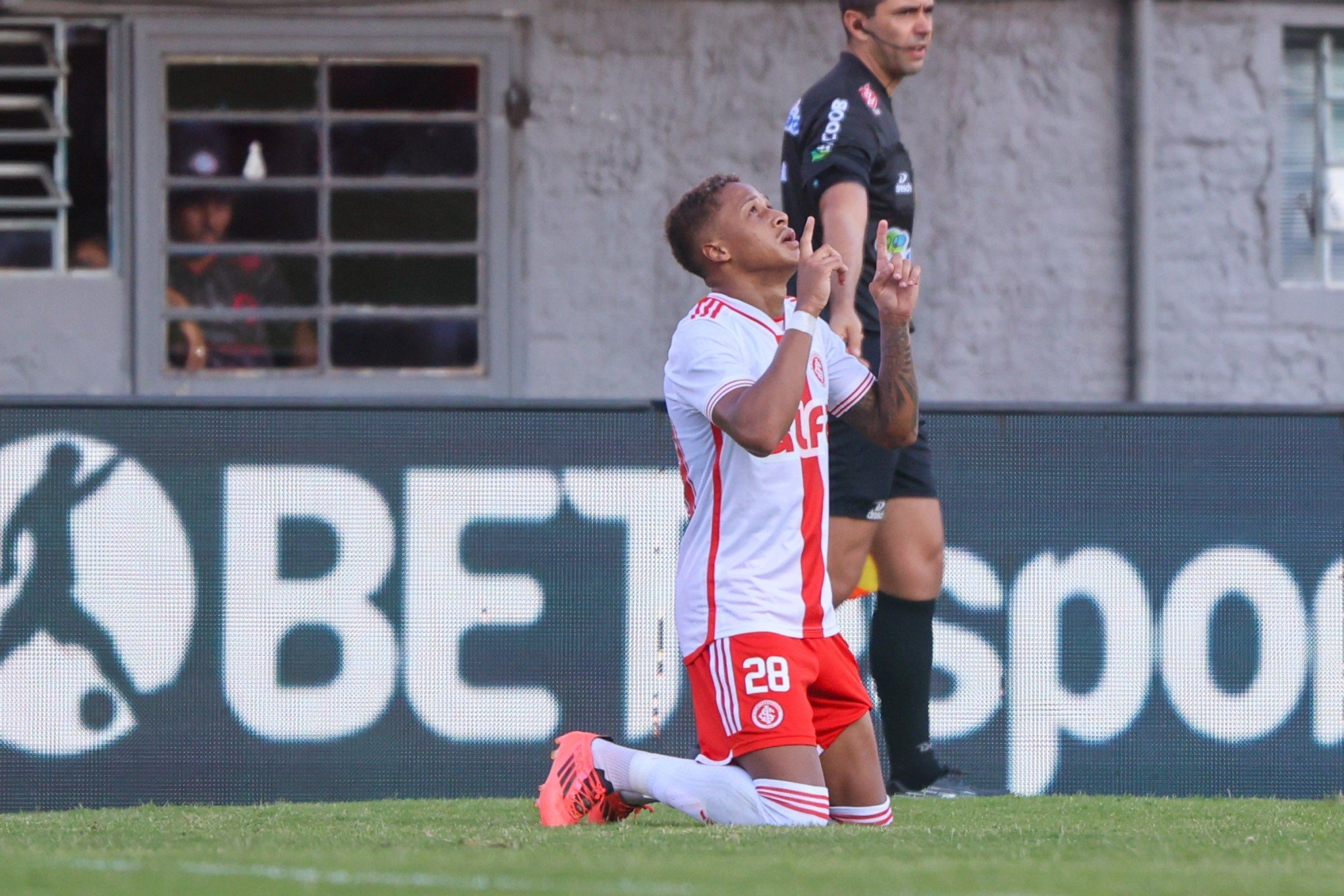 Em tarde de Vitinho, Inter bate o Caxias e abre grande vantagem nas semifinais do Gauchão