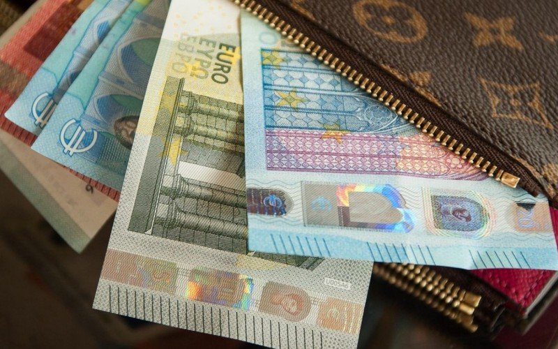 Carteria com dinheiro, euro | abc+