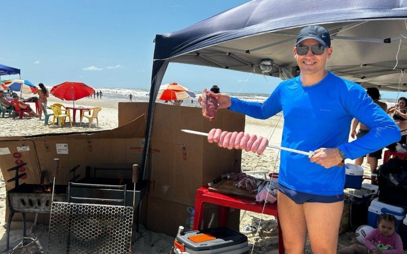 Douglas Ritt, 35 anos, aproveitou para fazer churrasco na praia | abc+