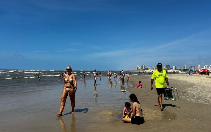Centenas de pessoas aproveitam para se refrescar no água limpa e tranquilo em Imbé | abc+