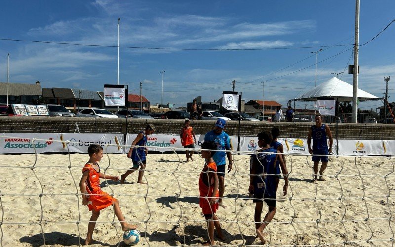 Futebol de areia reuniu crianças e adultos na beira-mar de Imbé | abc+