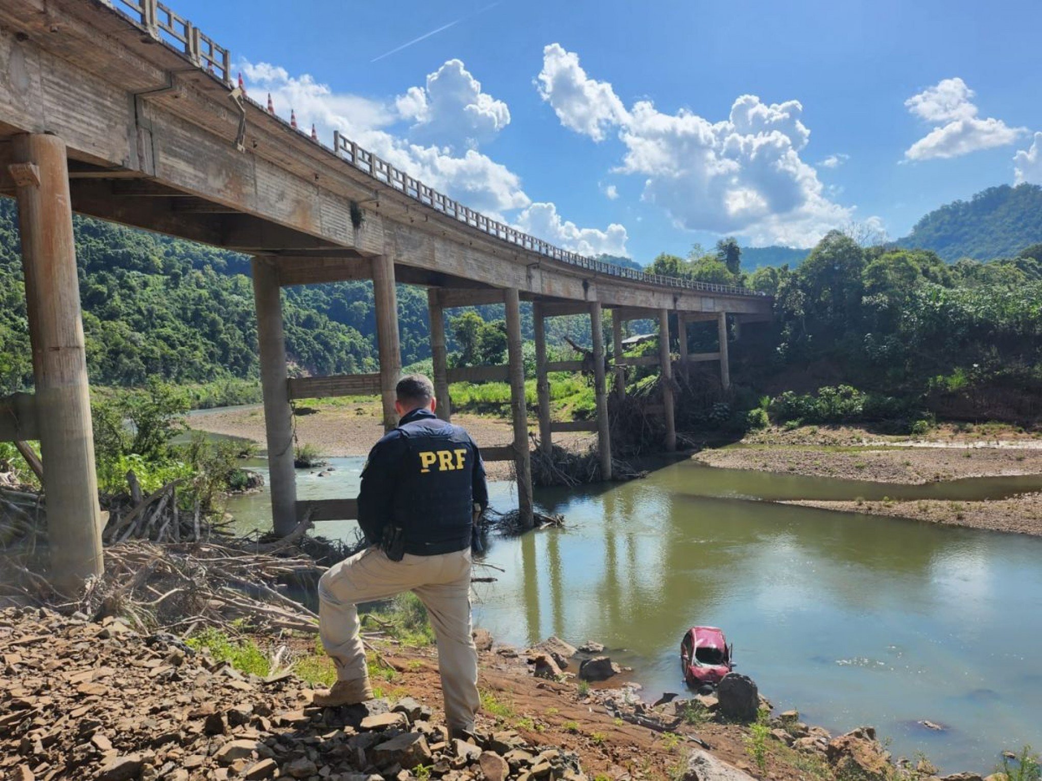 BR-386: Carro cai de ponte e motorista é socorrido com lesões graves; vitima é moradora do Vale do Sinos