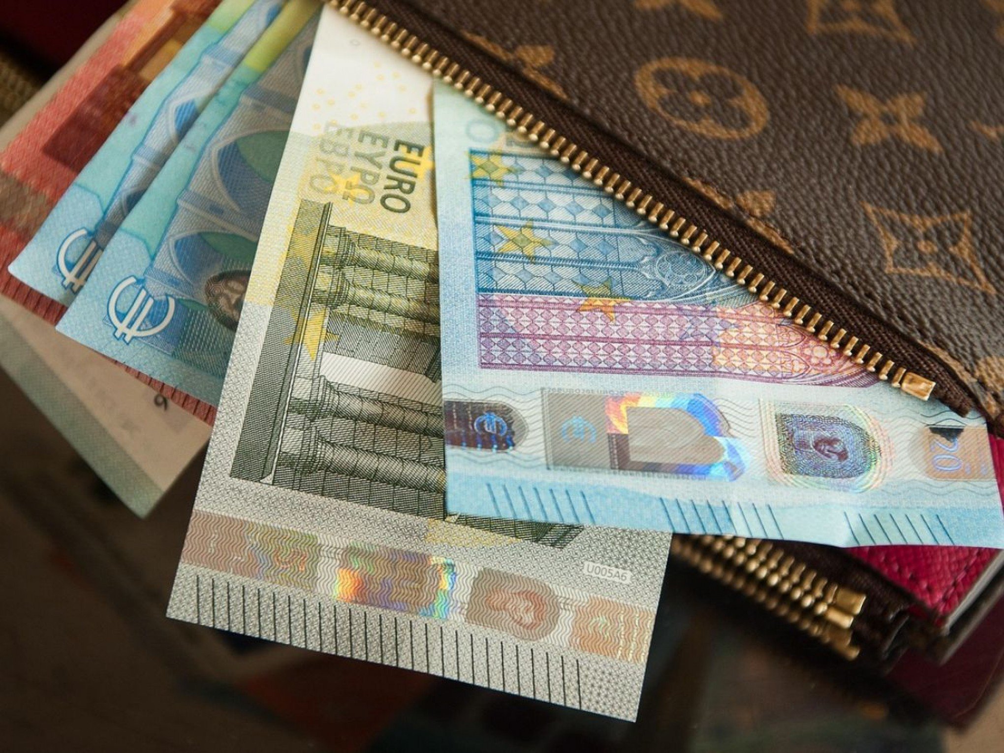 Ladrões furtam carteira, compram bilhete premiado, e vítima quer metade do prêmio de R$ 3 milhões