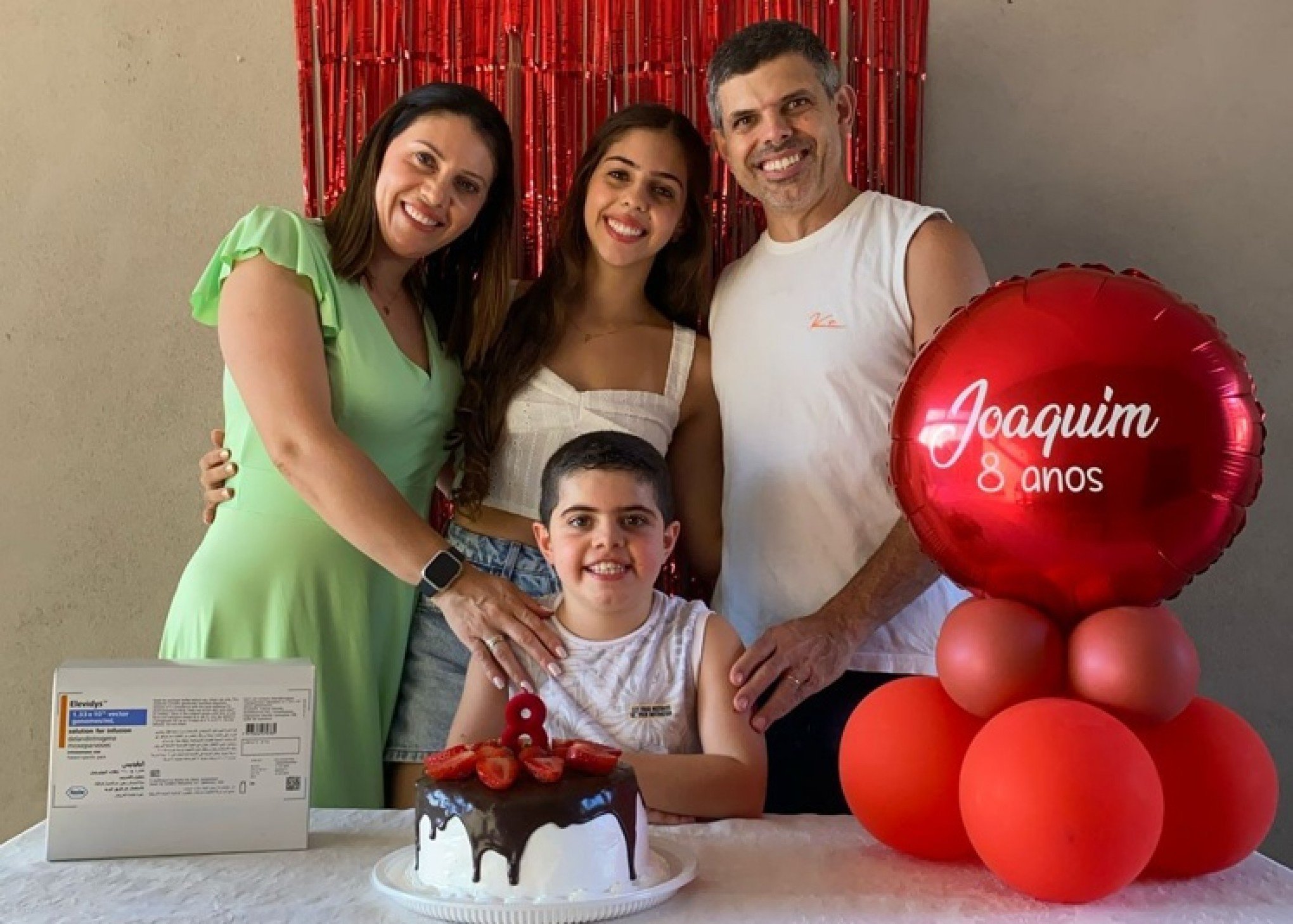 Menino da região com Distrofia Muscular de Duchenne comemora aniversário de 8 anos após receber infusão do medicamento que pode o salvar