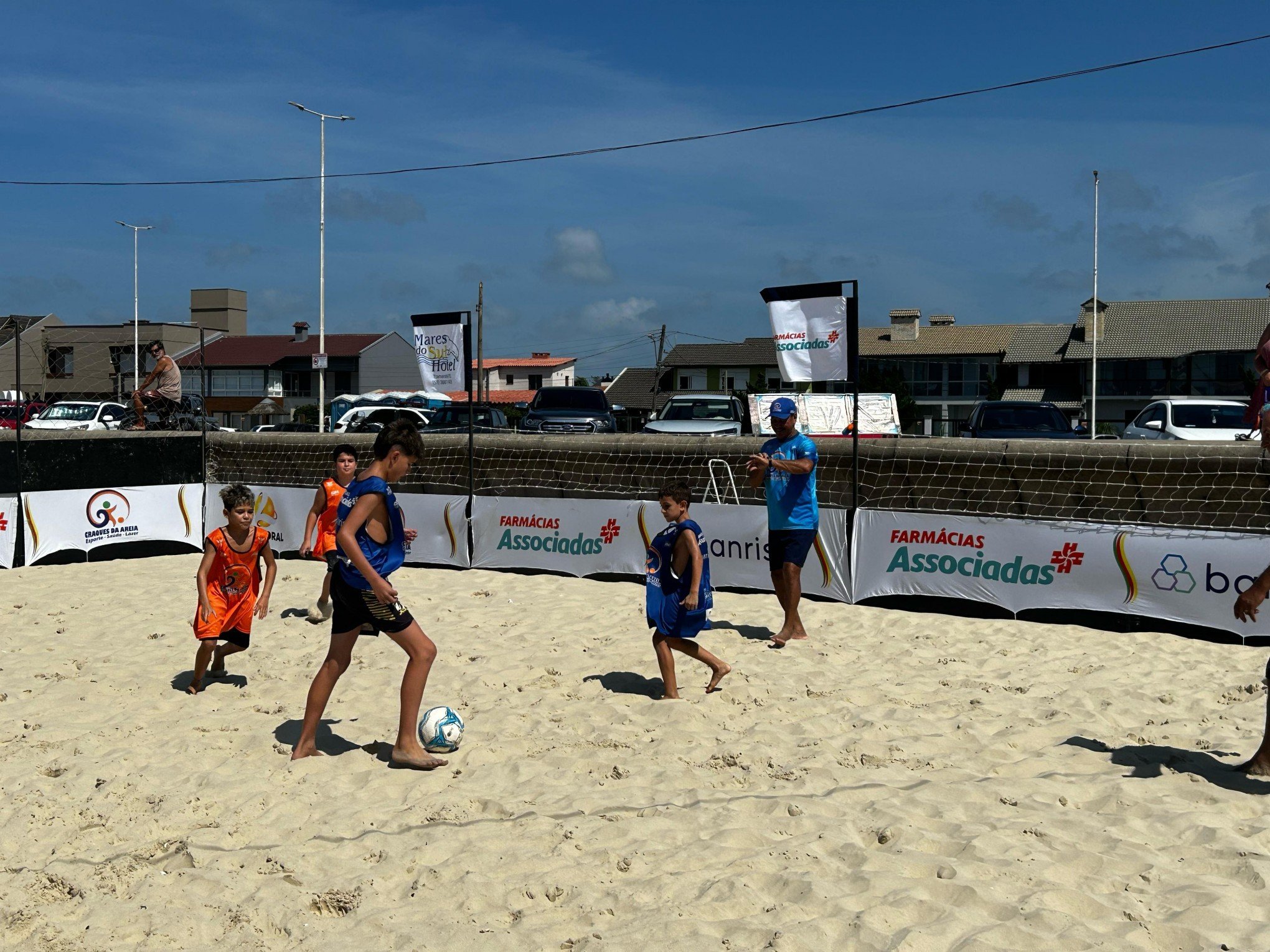 Partidas de beach tennis e futebol de areia movimentam atletas em Imbé