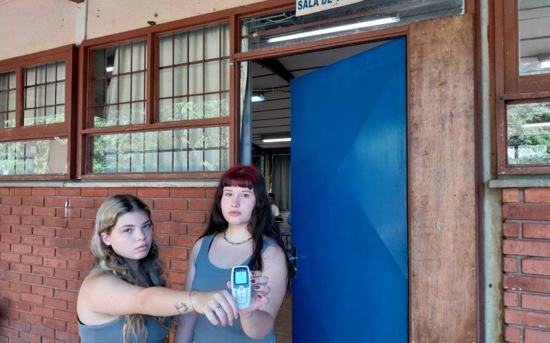 Colegas do 3º ano da escola Vila Becker, Gabriela Borges Petry e Manuela Gebing, pediram o controle do ar- condicionado da sala de vídeo para onde a turma foi na manhã desta segunda. A troca ocorre porque a sala da turma só tem ventilador que não dá conta de altas temperaturas. | abc+
