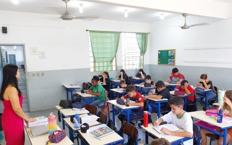 Secretária da Educação confirmou em coletiva de imprensa que o calendário escolar será mantido | abc+