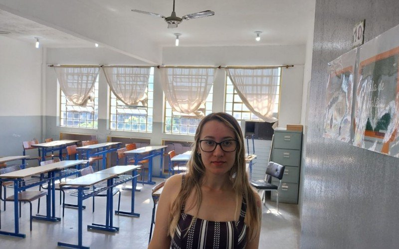 Monique Cougo:"São quase 70 alunos que chegam a suportar uma sensação térmica de 35 graus", contou, destacando a precariedade do ambiente no terceiro piso do prédio. | abc+