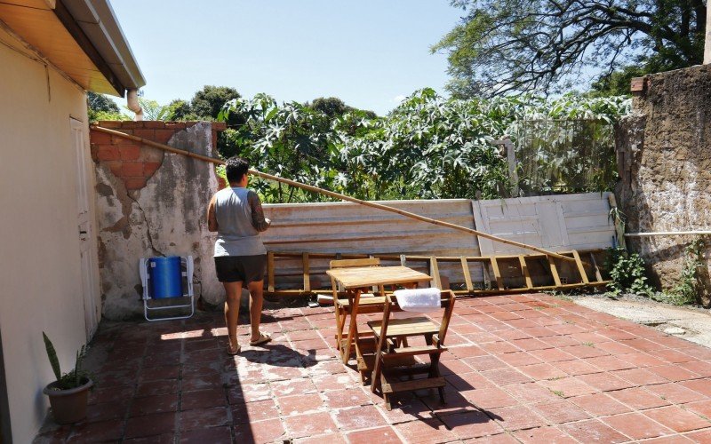 Mato alto ultrapassa muro improvisado da casa
