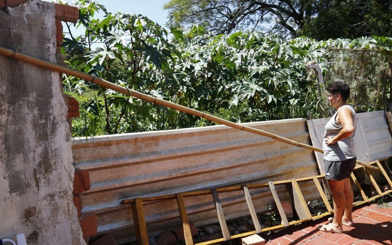 Muro da casa de Graziele Freitas faz divisa com terreno da EEEM Affonso Charlier