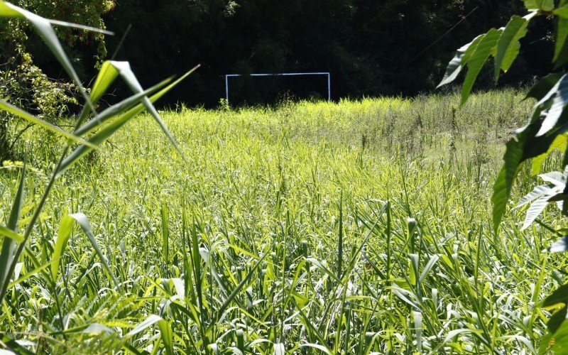 Vista do campo de futebol da EEEM Affonso Charlier