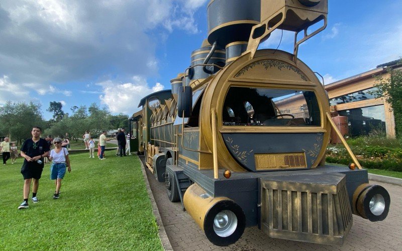 Locomotiva com pneus foi criada para fazer passeio