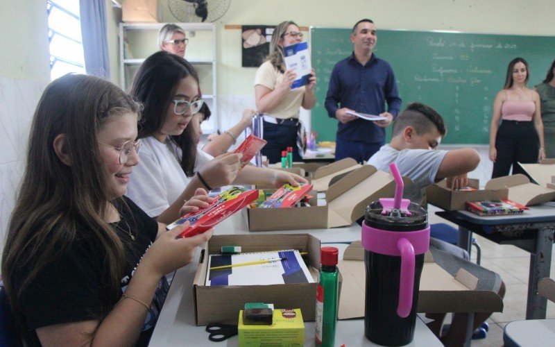 Estudantes de Parobé receberam kit escolar