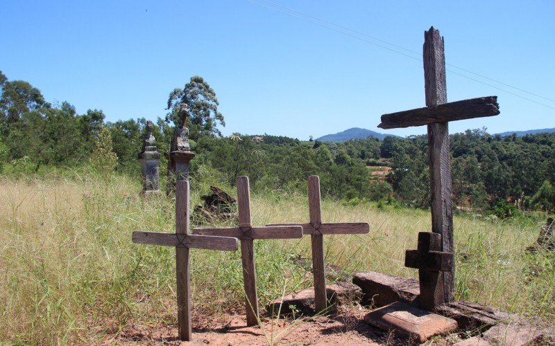 Cruzes colocadas no cemitério de 14 Colônias para simbolizar os quatro amigos