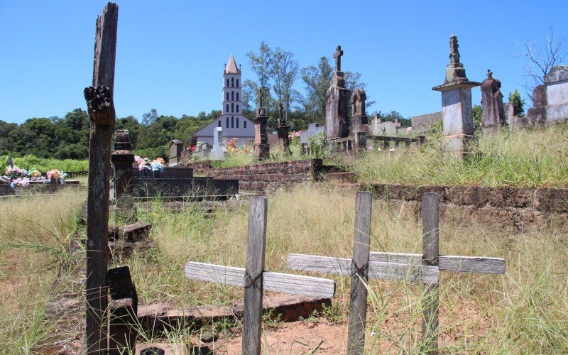 Cruzes colocadas no cemitério de 14 Colônias para simbolizar os quatro amigos