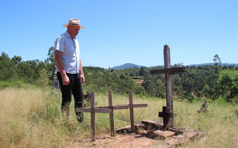 Valdir Ludwig contempla a "sepultura" em homenagem a Peter Ludwig | abc+