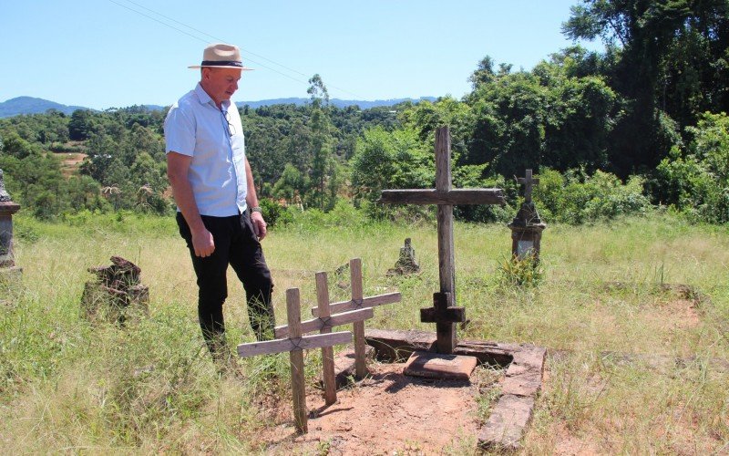 Valdir Ludwig contempla a "sepultura" em homenagem a Peter Ludwig