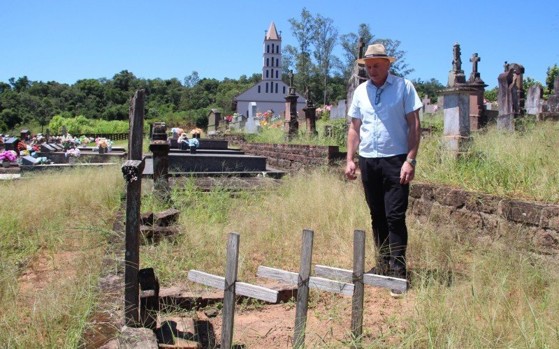 Valdir Ludwig contempla a "sepultura" feita em homenagem a seu antepassado Peter Ludwig e mais três homens assassinados numa emboscada no Arroio Cadeia em 1841