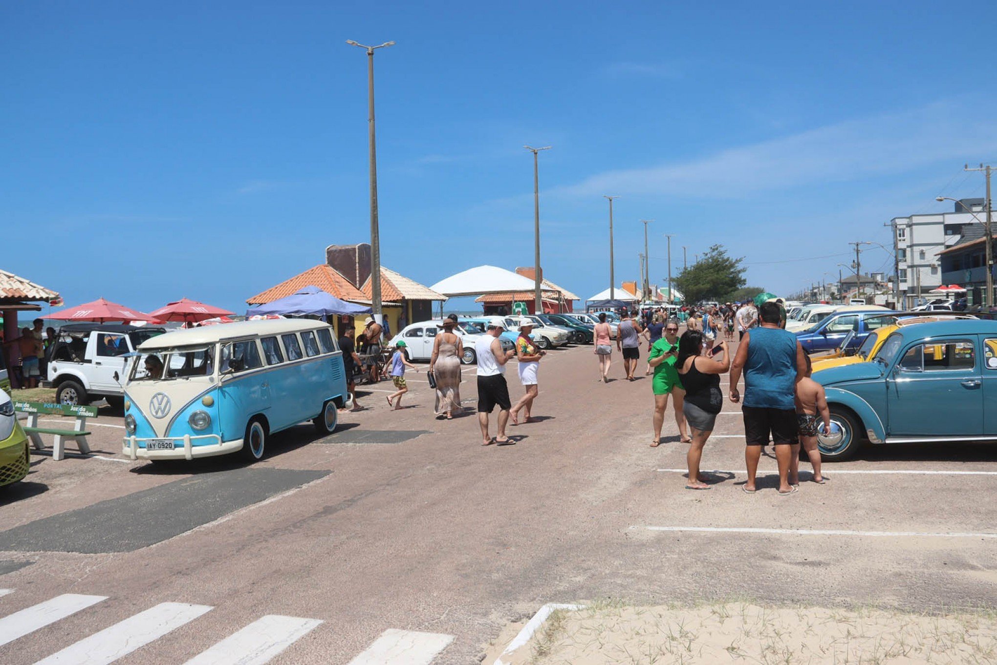 Clássicos das décadas de 40 a 90: Encontro de carros antigos reúne mais de 200 veículos na beira-mar