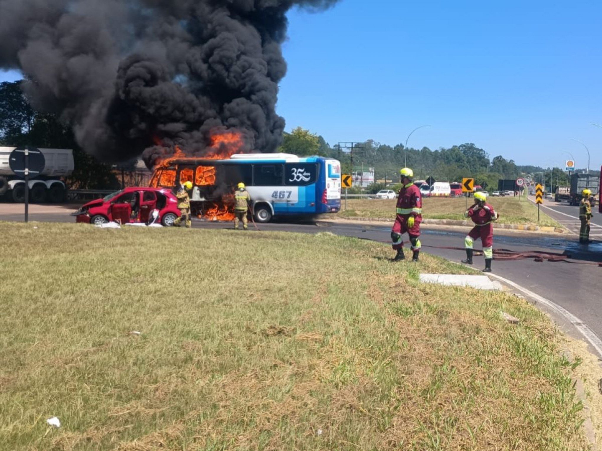 Ônibus pegou fogo após bater em carro em rótula da rodovia | abc+