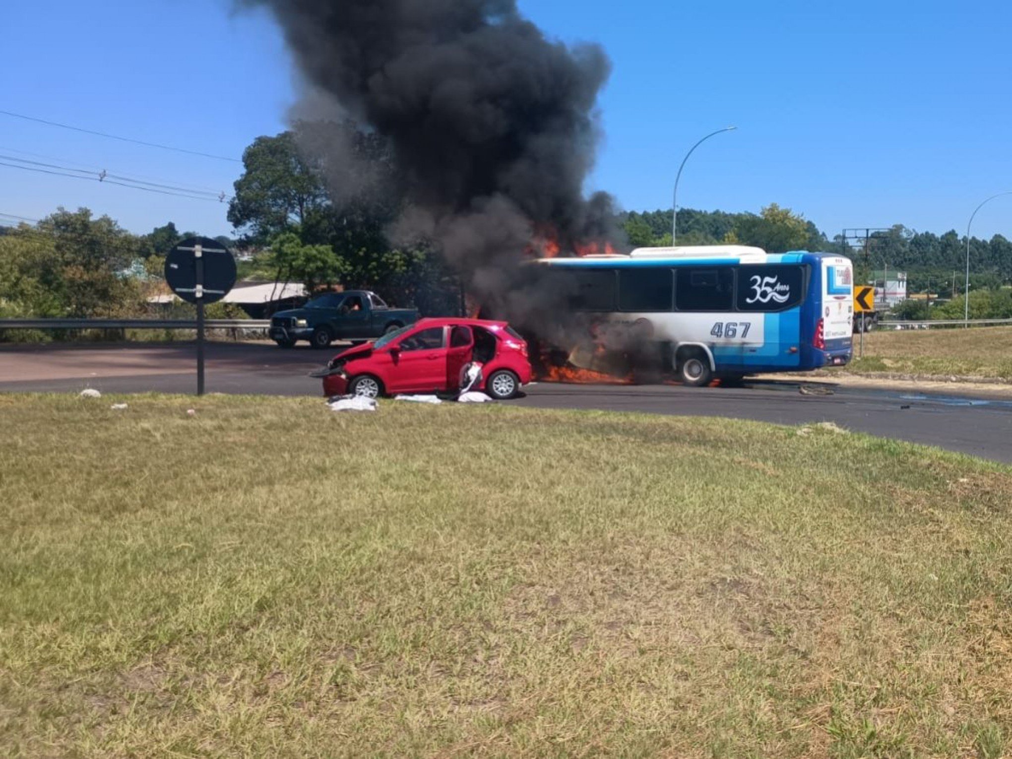 BR-386: Ônibus pega fogo após colidir contra carro na rodovia