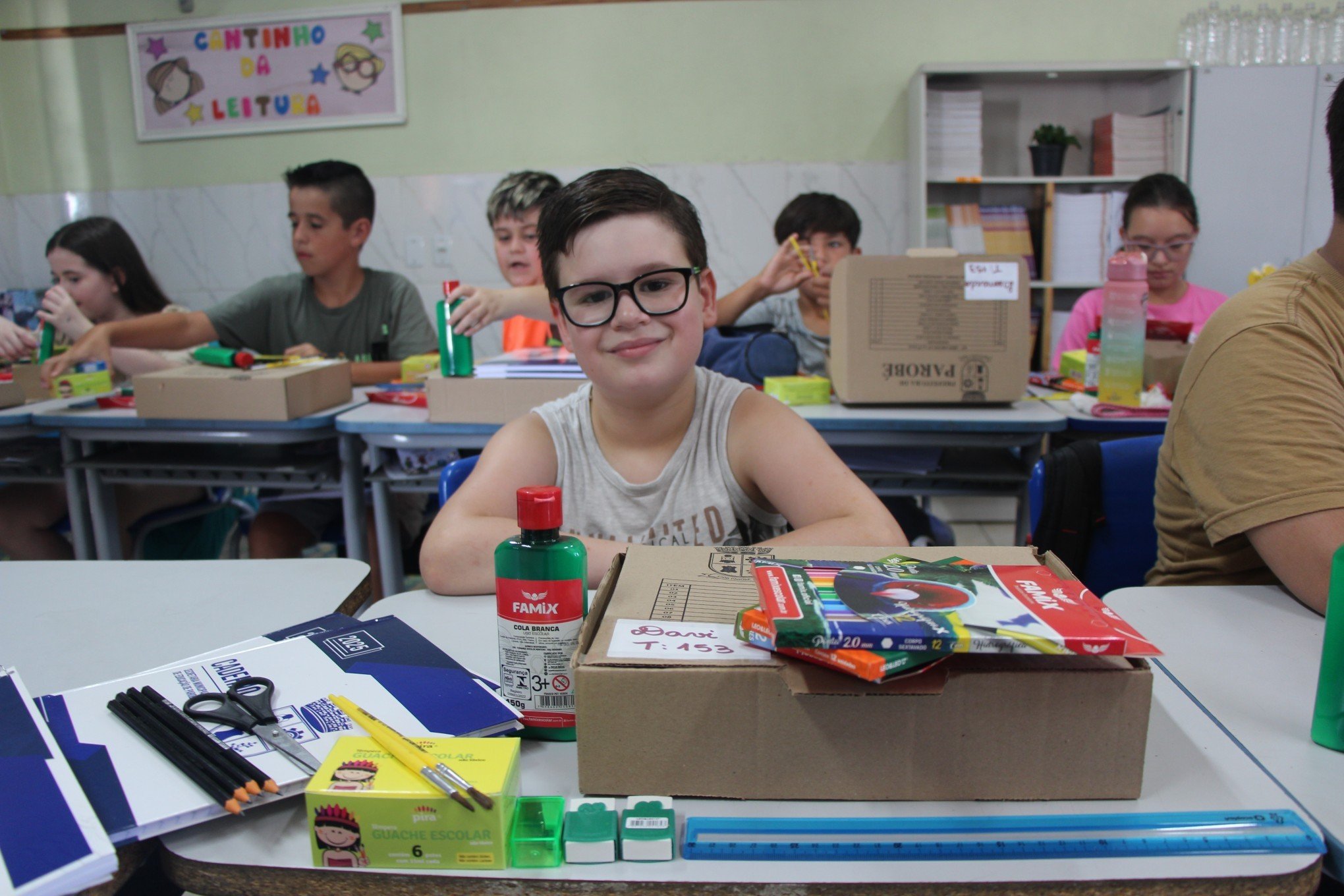 Estudantes da rede municipal recebem kits de materias escolares no primeiro dia de aula em Parobé