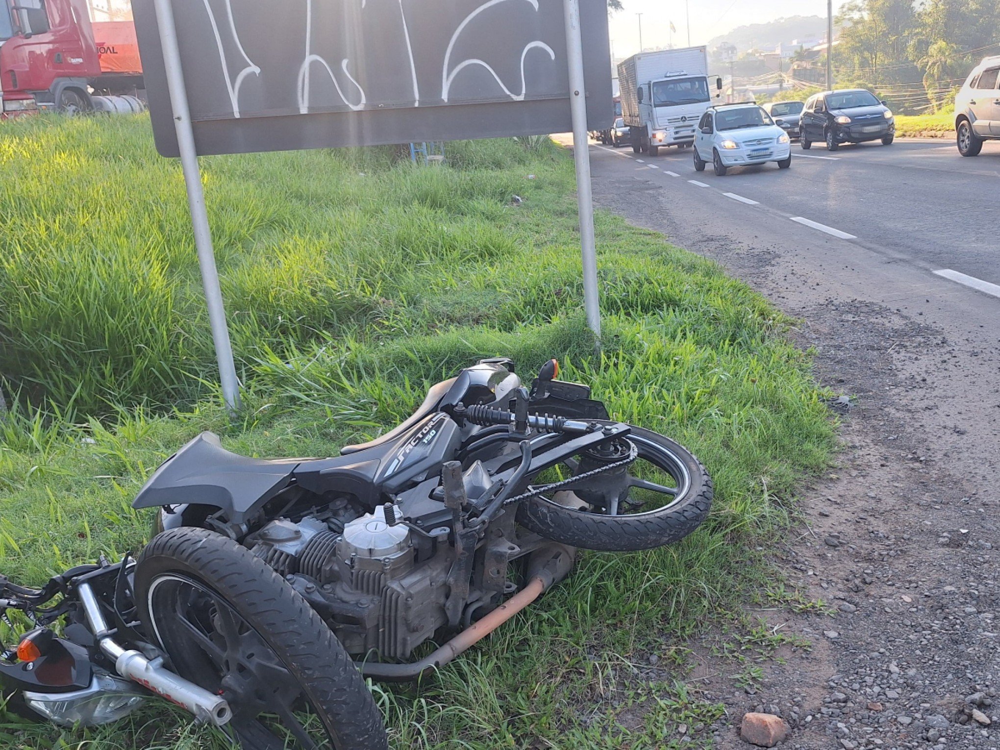 RS-239: Acidente em retorno deixa motociclista ferido na rodovia