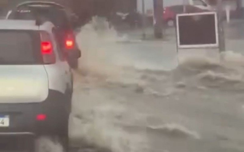 Chuva desta terça-feira causou alagamentos em Sapucaia do Sul