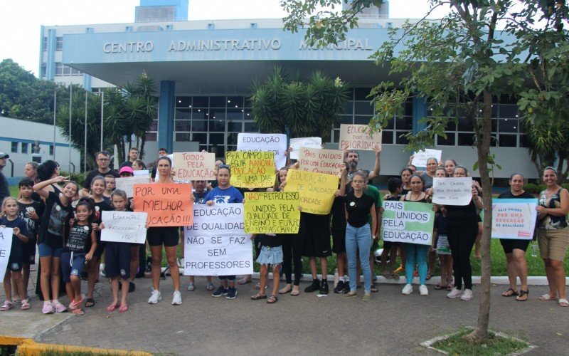 Manifestação em frente a Prefeitura de Campo Bom  | abc+