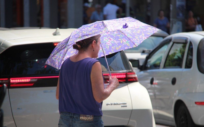 Guarda-chuva usado para garantir sombra nos últimos dias poderá voltar a ser necessário para se proteger da chuva em parte do RS | abc+