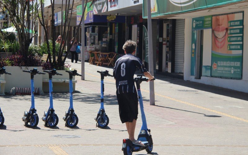Usuários podem ter credenciamento cancelado no caso de mau uso dos patinetes elétricos | abc+