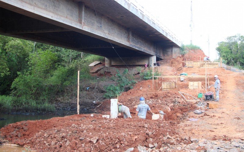 Trabalhos estão na fase de estacas