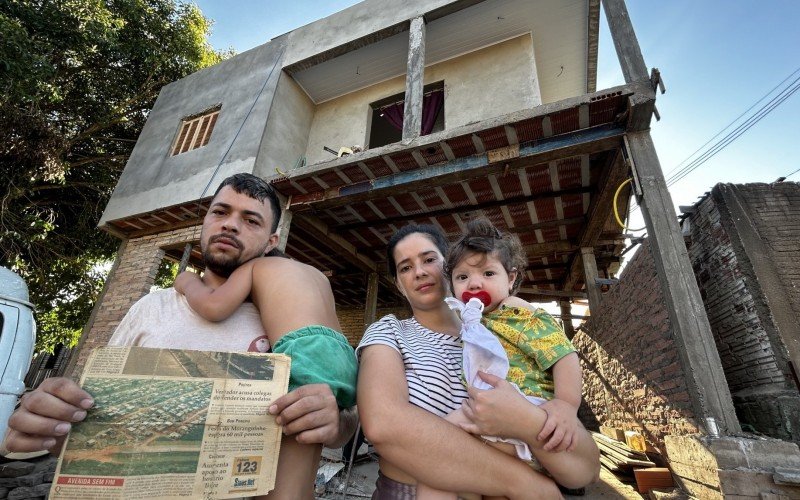 Pedreiro Luiz Fernando dos Santos mostra capa do Jornal NH que indica que família reside no terreno há cerca de 30 anos