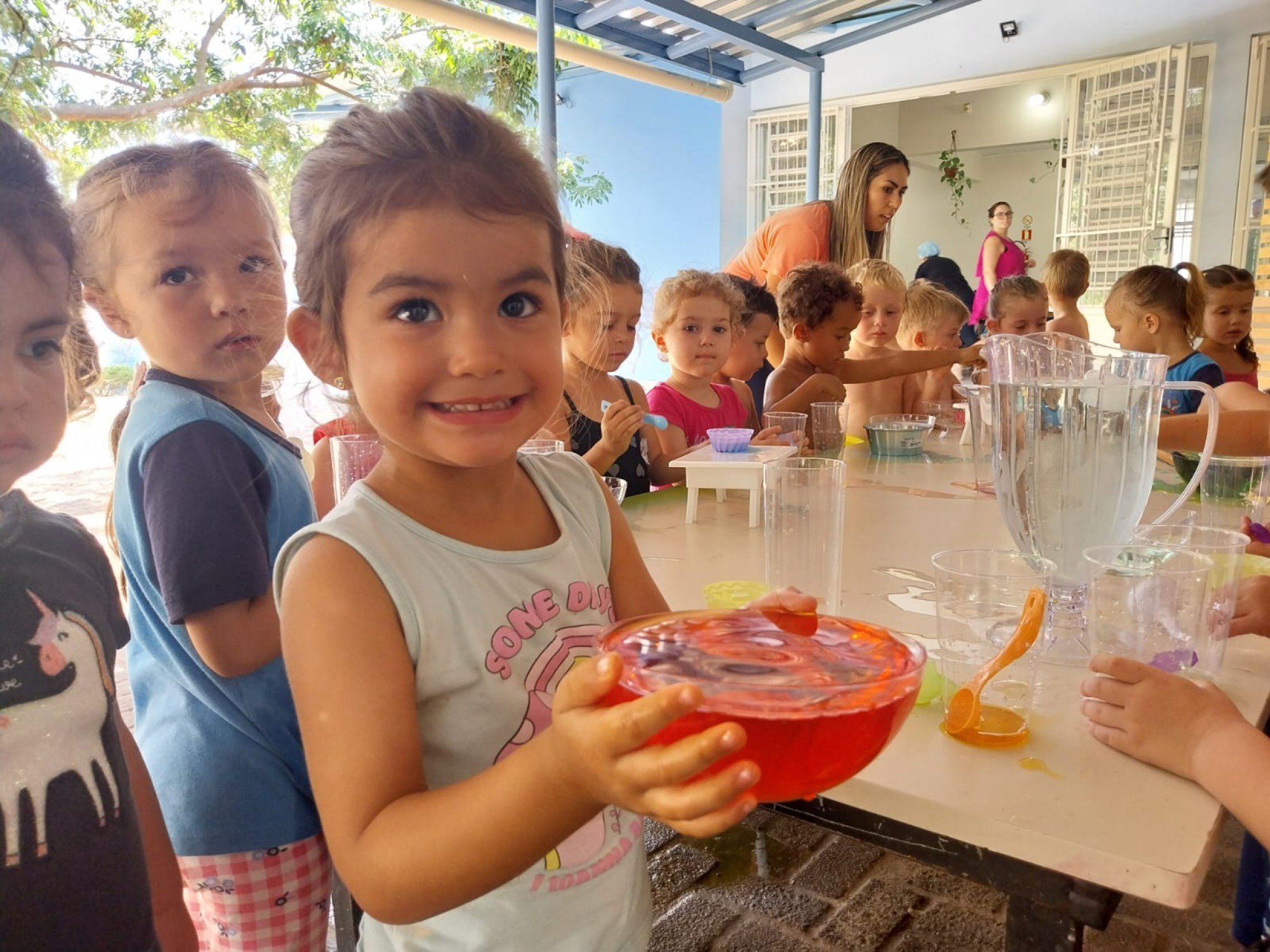 Brincadeiras com água aliviam calorão extremo nas escolas da região; veja fotos