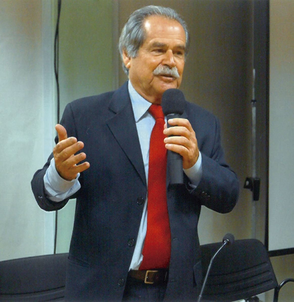 Alcy Cheuiche é autor do livro Ana Sem Terra