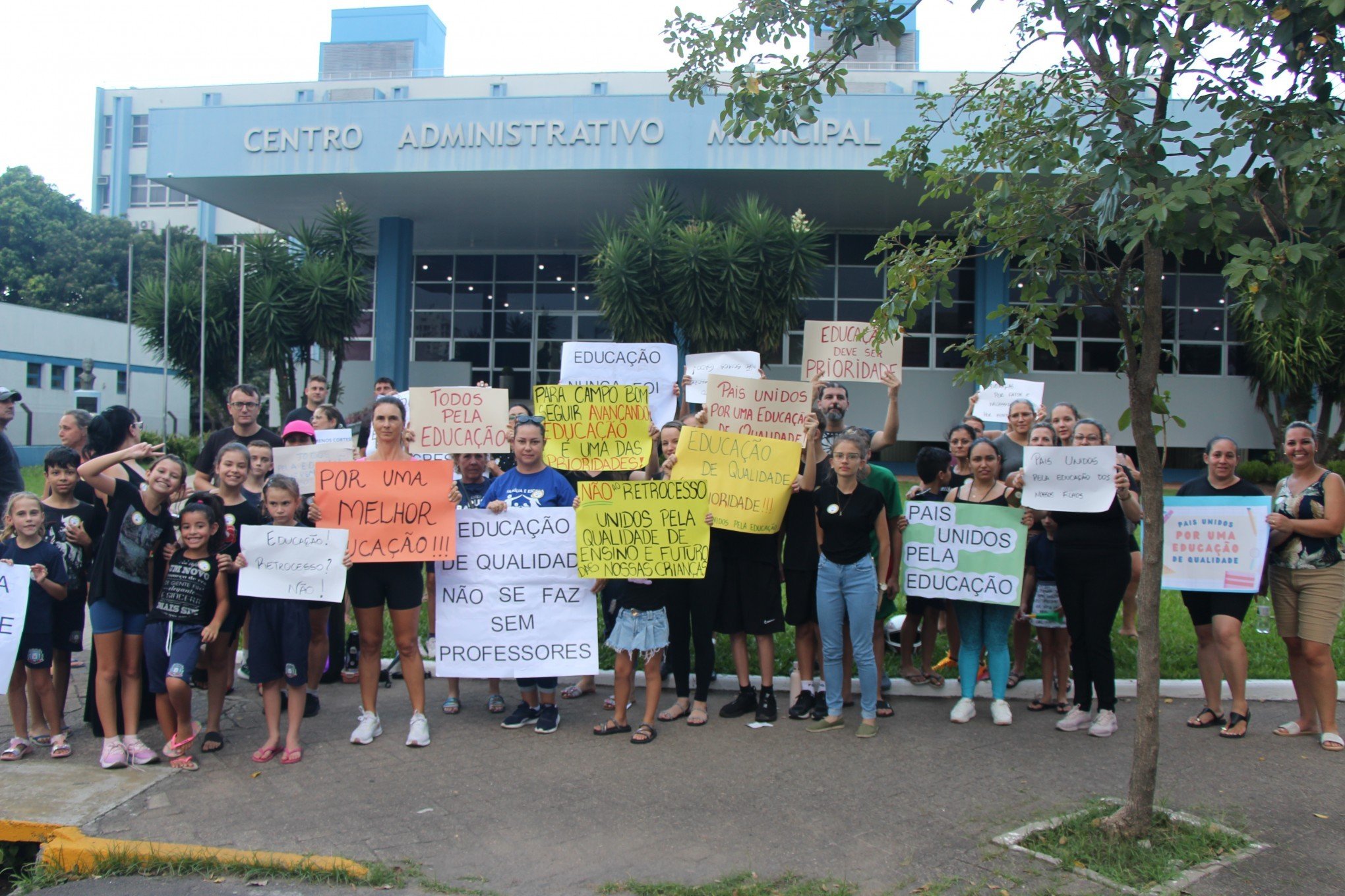 "Ano letivo começou com tumulto": Pais protestam contra falta de professores e outras mudanças nas escolas em Campo Bom