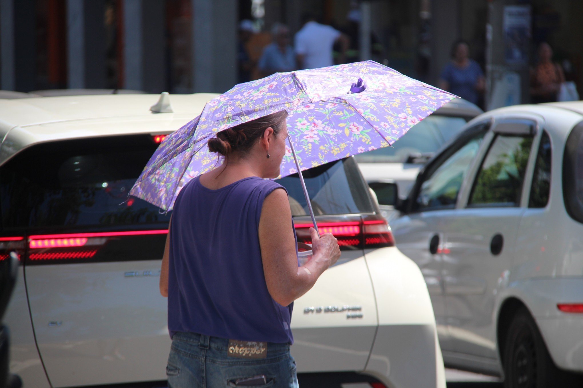 PREVISÃO DO TEMPO: Calor acima de 35°C segue e pancadas de chuva podem ser registradas nesta quinta-feira