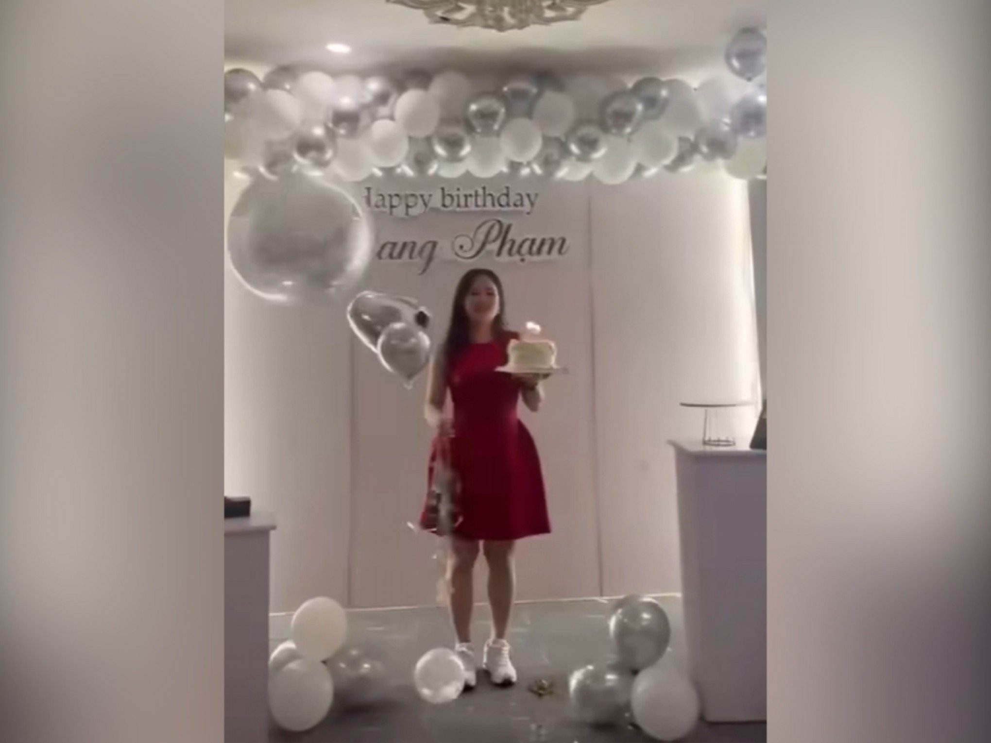 VÍDEO: Balão de gás explode no rosto de aniversariante que alerta para risco de queimaduras