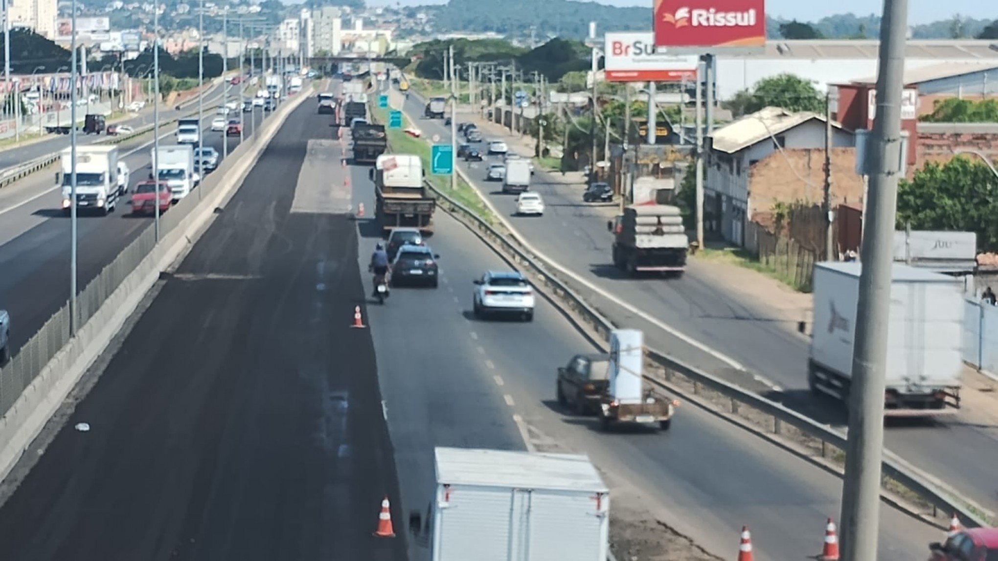 BR-116: Obras de pavimentação provocam estreitamento de pista e congestionamento
