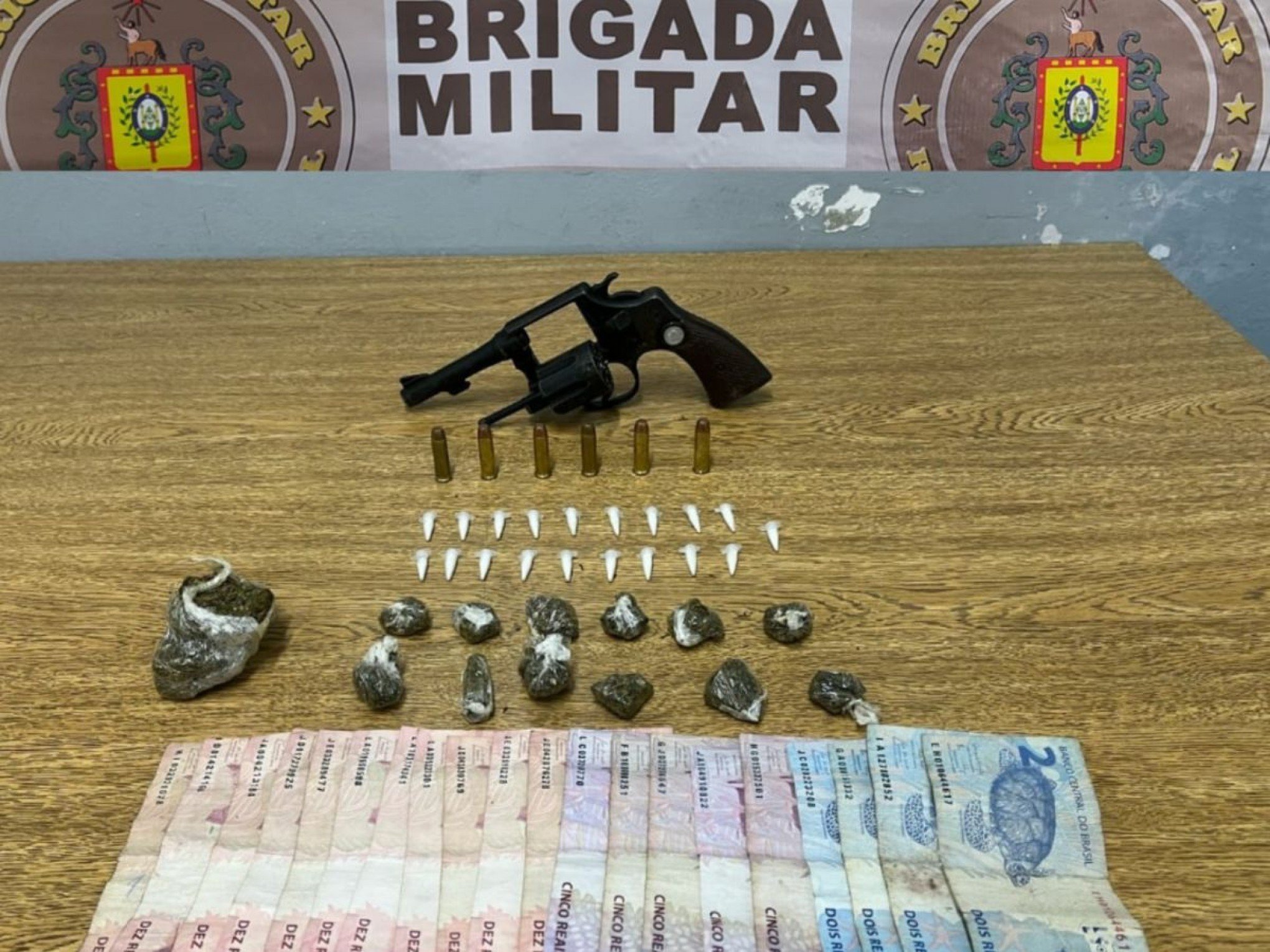 Homem é preso com arma e drogas durante patrulhamento em Canoas