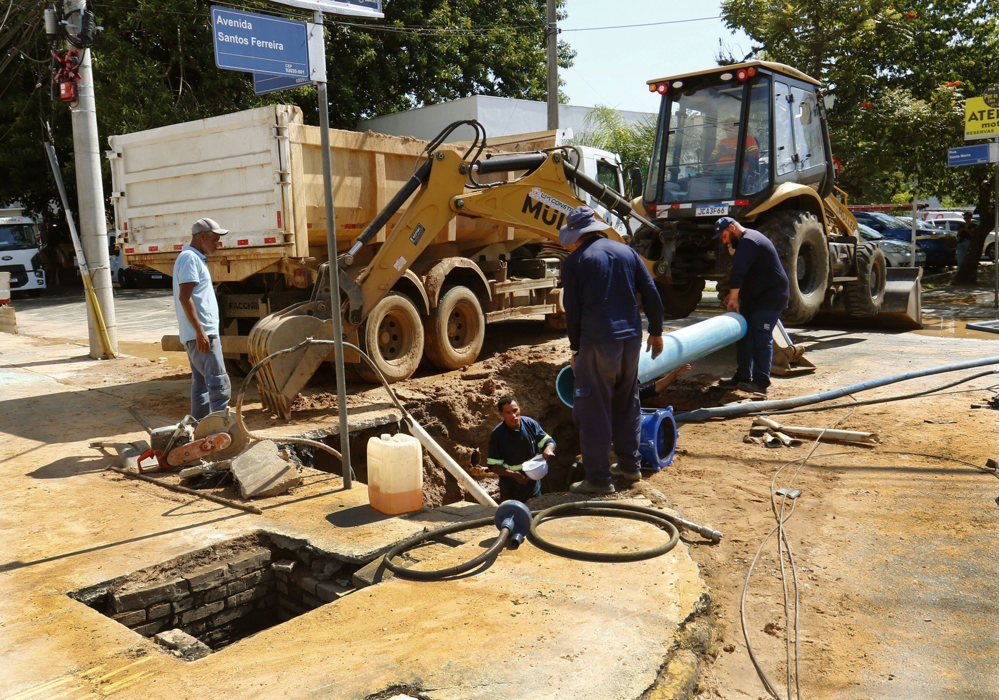Rompimento de adutora causa alagamento no bairro Marechal Rondon em Canoas