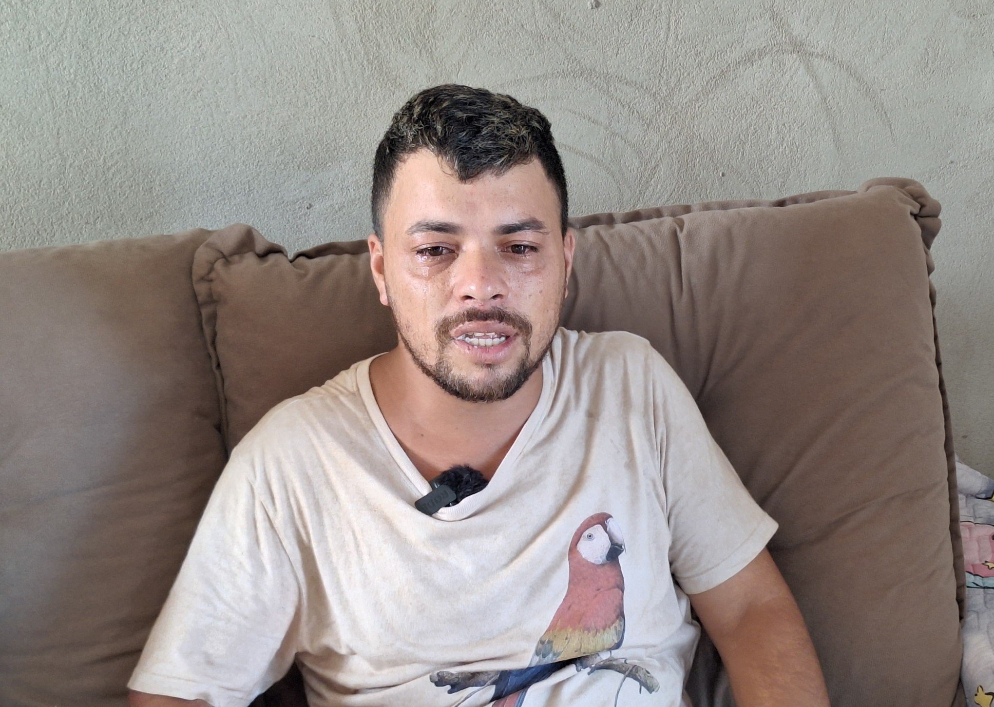VÍDEO: Pai de 3 crianças se desespera ao saber que prefeitura pode demolir sua casa: "Vou morar onde, na rua?"