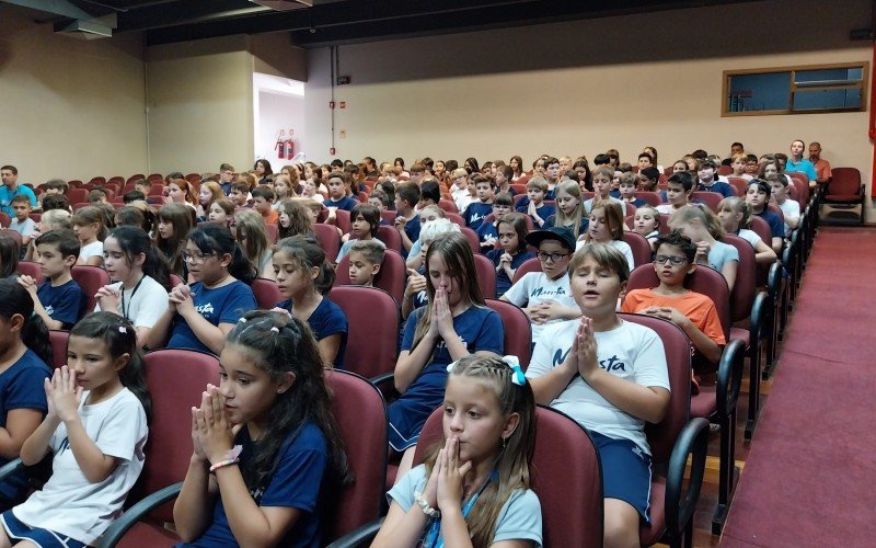 Alunos do 2º ao 5º ano do Colégio Marista Pio XII em oração pelo Papa Francisco. | abc+